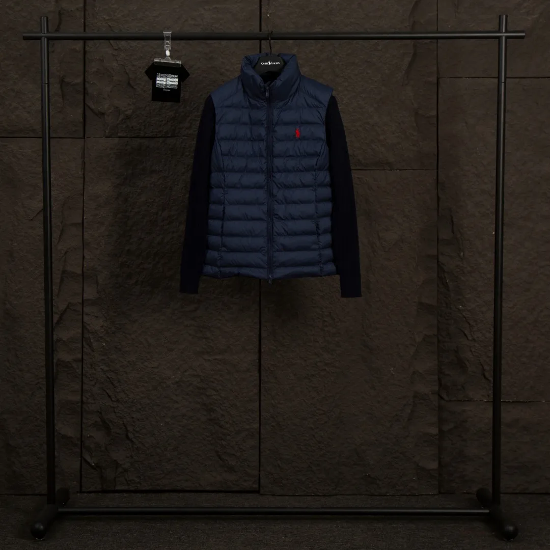 P340 Actual Photos [Popular in Winter] Style No.: 25125# Color: Black/Navy Blue/Almond Size: S-XL - Ralph Lauren/Ralph Lauren 2025FW Popular Winter Item Stand Collar Three-Zip Couple Style Rib Down Vest Vest - Craftsmanship 400T diamond-proof nylon on the face Grid down filling inside 400T high-density gallbladder isolation - Correct slightly waisted version on both sides The placket is made of cotton webbing and has double zipper pockets on both sides - RL's hottest vest this year. Out of stock at counters. A treasure item with a winter atmosphere. It comes in three basic colors. It can be worn by both men and women, especially the creamy white with a warm red feel. Comes with a beauty filter, which girls love. The overall fluffiness is just right. It is light and not bloated. It is very chill. It can enhance the overall fashion sense whether worn outside or inside.